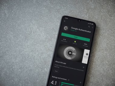 Lod, Israel - 8 Temmuz 2020: Google Authenticator uygulama oyun mağazası sayfası seramik taş zemin üzerinde siyah bir cep telefonu görüntüsü. Üst görünüm düzlüğü kopyalama alanı ile yatıyordu.