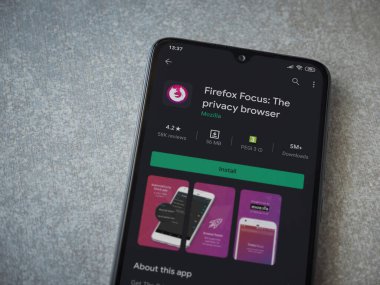 Lod, Israel - 8 Temmuz 2020: Firefox Focus uygulama oyun mağazası sayfası seramik taş zemin üzerinde siyah bir cep telefonu görüntüsü. Üst görünüm düzlüğü kopyalama alanı ile yatıyordu.