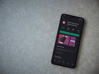 Lod, Israel - 8 Temmuz 2020: Firefox Focus uygulama oyun mağazası sayfası seramik taş zemin üzerinde siyah bir cep telefonu görüntüsü. Üst görünüm düzlüğü kopyalama alanı ile yatıyordu.
