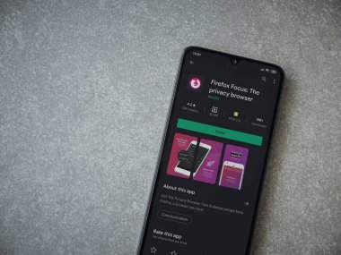 Lod, Israel - 8 Temmuz 2020: Firefox Focus uygulama oyun mağazası sayfası seramik taş zemin üzerinde siyah bir cep telefonu görüntüsü. Üst görünüm düzlüğü kopyalama alanı ile yatıyordu.