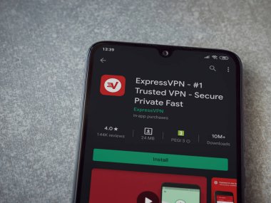 Lod, Israel - 8 Temmuz 2020: Seramik taş zemin üzerinde siyah bir cep telefonunun ekranında ExpressVPN uygulaması oyun mağazası sayfası. Üst görünüm düzlüğü kopyalama alanı ile yatıyordu.