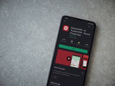 Lod, Israel - 8 Temmuz 2020: Seramik taş zemin üzerinde siyah bir cep telefonunun ekranında ExpressVPN uygulaması oyun mağazası sayfası. Üst görünüm düzlüğü kopyalama alanı ile yatıyordu.