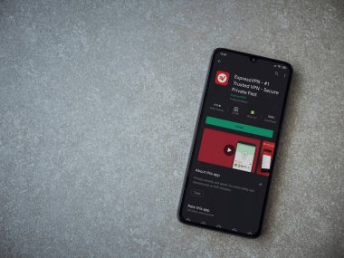 Lod, Israel - 8 Temmuz 2020: Seramik taş zemin üzerinde siyah bir cep telefonunun ekranında ExpressVPN uygulaması oyun mağazası sayfası. Üst görünüm düzlüğü kopyalama alanı ile yatıyordu.