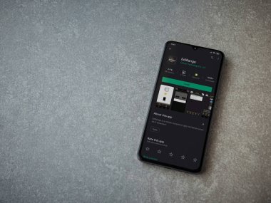 Lod, Israel - 8 Temmuz 2020: Seramik taş zemin üzerinde siyah bir cep telefonunun gösterildiği Range uygulaması oyun mağazası sayfası. Üst görünüm düzlüğü kopyalama alanı ile yatıyordu.