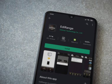 Lod, Israel - 8 Temmuz 2020: Seramik taş zemin üzerinde siyah bir cep telefonunun gösterildiği Range uygulaması oyun mağazası sayfası. Üst görünüm düzlüğü kopyalama alanı ile yatıyordu.