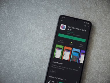 Lod, Israel - 8 Temmuz 2020: Küp ACR uygulama oyun mağazası sayfası seramik taş zemin üzerinde siyah bir cep telefonu görüntüsü. Üst görünüm düzlüğü kopyalama alanı ile yatıyordu.