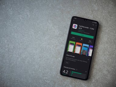 Lod, Israel - 8 Temmuz 2020: Küp ACR uygulama oyun mağazası sayfası seramik taş zemin üzerinde siyah bir cep telefonu görüntüsü. Üst görünüm düzlüğü kopyalama alanı ile yatıyordu.