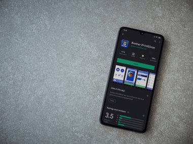 Lod, Israel - 8 Temmuz 2020: Kardeş iPrint & Scan uygulama oyun mağazası sayfası seramik taş zemin üzerinde siyah bir cep telefonu görüntüsü. Üst görünüm düzlüğü kopyalama alanı ile yatıyordu.