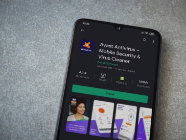 Lod, Israel - 8 Temmuz 2020: Seramik taş zemin üzerinde siyah bir cep telefonunun ekranında Antivirüs uygulaması oyun mağazası sayfası. Üst görünüm düzlüğü kopyalama alanı ile yatıyordu.