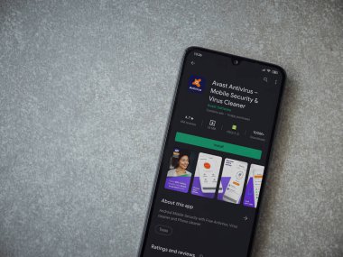 Lod, Israel - 8 Temmuz 2020: Seramik taş zemin üzerinde siyah bir cep telefonunun ekranında Antivirüs uygulaması oyun mağazası sayfası. Üst görünüm düzlüğü kopyalama alanı ile yatıyordu.