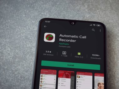 Lod, Israel - 8 Temmuz 2020: Seramik taş zemin üzerinde siyah bir cep telefonunun ekranında otomatik arama kaydedici uygulama oyun mağazası sayfası. Üst görünüm düzlüğü kopyalama alanı ile yatıyordu.