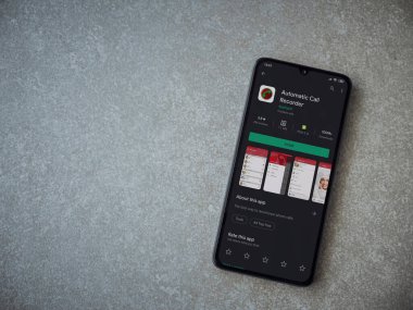 Lod, Israel - 8 Temmuz 2020: Seramik taş zemin üzerinde siyah bir cep telefonunun ekranında otomatik arama kaydedici uygulama oyun mağazası sayfası. Üst görünüm düzlüğü kopyalama alanı ile yatıyordu.
