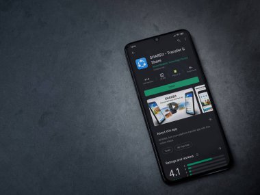 Lod, Israel - 8 Temmuz 2020: ShAREit uygulaması oyun mağazası sayfası koyu mermer taştan arka planda siyah bir cep telefonunun ekranında. Üst görünüm düzlüğü kopyalama alanı ile yatıyordu.
