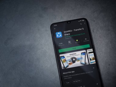 Lod, Israel - 8 Temmuz 2020: ShAREit uygulaması oyun mağazası sayfası koyu mermer taştan arka planda siyah bir cep telefonunun ekranında. Üst görünüm düzlüğü kopyalama alanı ile yatıyordu.