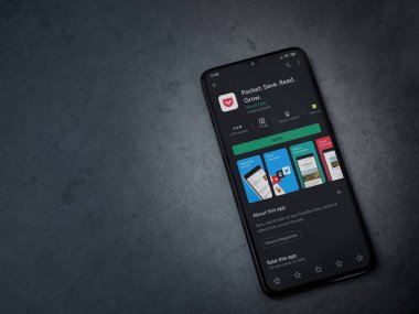 Lod, Israel - 8 Temmuz 2020: Cep telefonu uygulaması oyun mağazası sayfası koyu mermer taşlı arka planda siyah bir cep telefonu ekranında. Üst görünüm düzlüğü kopyalama alanı ile yatıyordu.