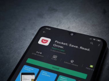 Lod, Israel - 8 Temmuz 2020: Cep telefonu uygulaması oyun mağazası sayfası koyu mermer taşlı arka planda siyah bir cep telefonu ekranında. Üst görünüm düzlüğü kopyalama alanı ile yatıyordu.