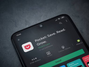 Lod, Israel - 8 Temmuz 2020: Cep telefonu uygulaması oyun mağazası sayfası koyu mermer taşlı arka planda siyah bir cep telefonu ekranında. Üst görünüm düzlüğü kopyalama alanı ile yatıyordu.