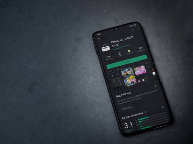 Lod, Israel - 8 Temmuz 2020: Panasonic LUMIX Sync uygulama oyun mağazası sayfası koyu mermer taştan arka planda siyah bir cep telefonu görüntüsü. Üst görünüm düzlüğü kopyalama alanı ile yatıyordu.