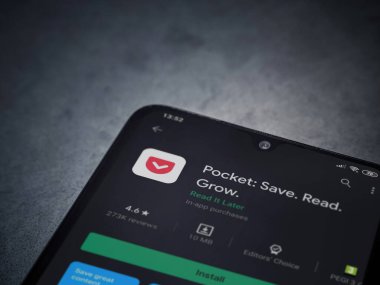 Lod, Israel - 8 Temmuz 2020: Cep telefonu uygulaması oyun mağazası sayfası koyu mermer taşlı arka planda siyah bir cep telefonu ekranında. Üst görünüm düzlüğü kopyalama alanı ile yatıyordu.