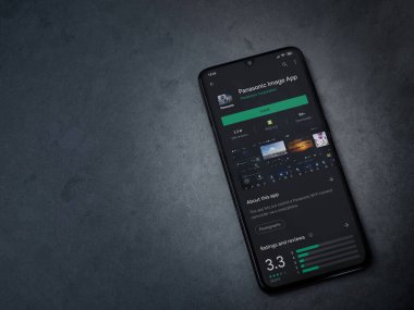 Lod, Israel - 8 Temmuz 2020: Panasonic Image App uygulama oyun mağazası sayfası koyu mermer taşlı arka planda siyah bir cep telefonu görüntüsü. Üst görünüm düzlüğü kopyalama alanı ile yatıyordu.