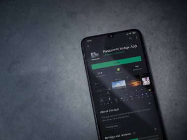Lod, Israel - 8 Temmuz 2020: Panasonic Image App uygulama oyun mağazası sayfası koyu mermer taşlı arka planda siyah bir cep telefonu görüntüsü. Üst görünüm düzlüğü kopyalama alanı ile yatıyordu.