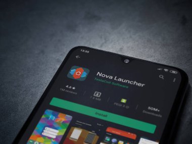 Lod, Israel - 8 Temmuz 2020: Nova Launcher uygulaması oyun mağazası sayfası koyu mermer taştan arka planda siyah bir cep telefonu görüntüsü. Üst görünüm düzlüğü kopyalama alanı ile yatıyordu.