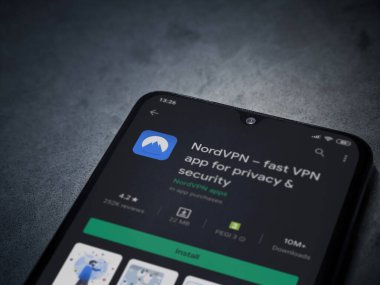 Lod, Israel - 8 Temmuz 2020: NordVPN uygulama oyun mağazası sayfası koyu mermer taştan arka planda siyah bir cep telefonu görüntüsü. Üst görünüm düzlüğü kopyalama alanı ile yatıyordu.