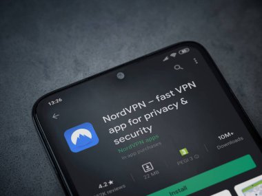 Lod, Israel - 8 Temmuz 2020: NordVPN uygulama oyun mağazası sayfası koyu mermer taştan arka planda siyah bir cep telefonu görüntüsü. Üst görünüm düzlüğü kopyalama alanı ile yatıyordu.