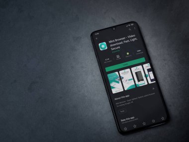 Lod, Israel - 8 Temmuz 2020: Naneli Tarayıcı uygulama oyun mağazası sayfası koyu mermer taşlı arka planda siyah bir cep telefonu görüntüsü. Üst görünüm düzlüğü kopyalama alanı ile yatıyordu.