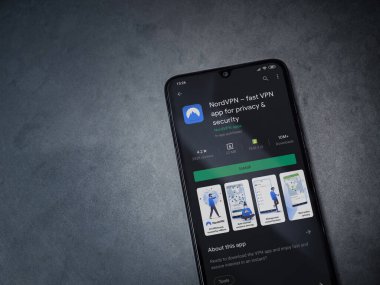 Lod, Israel - 8 Temmuz 2020: NordVPN uygulama oyun mağazası sayfası koyu mermer taştan arka planda siyah bir cep telefonu görüntüsü. Üst görünüm düzlüğü kopyalama alanı ile yatıyordu.