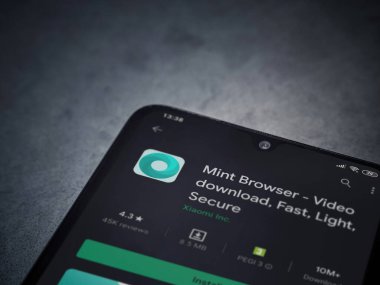 Lod, Israel - 8 Temmuz 2020: Naneli Tarayıcı uygulama oyun mağazası sayfası koyu mermer taşlı arka planda siyah bir cep telefonu görüntüsü. Üst görünüm düzlüğü kopyalama alanı ile yatıyordu.