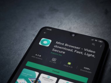 Lod, Israel - 8 Temmuz 2020: Naneli Tarayıcı uygulama oyun mağazası sayfası koyu mermer taşlı arka planda siyah bir cep telefonu görüntüsü. Üst görünüm düzlüğü kopyalama alanı ile yatıyordu.