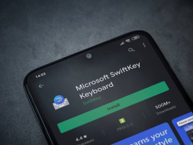 Lod, Israel - 8 Temmuz 2020: Microsoft SwiftKey Klavye uygulama oyun sayfası koyu mermer taşlı arka planda siyah bir cep telefonu sergilenmektedir. Üst görünüm düzlüğü kopyalama alanı ile yatıyordu.