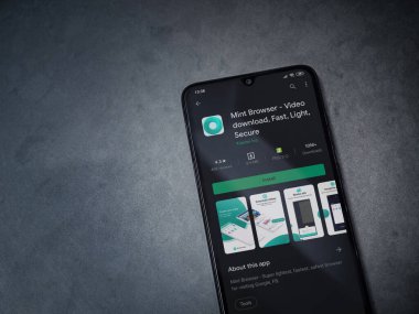 Lod, Israel - 8 Temmuz 2020: Naneli Tarayıcı uygulama oyun mağazası sayfası koyu mermer taşlı arka planda siyah bir cep telefonu görüntüsü. Üst görünüm düzlüğü kopyalama alanı ile yatıyordu.