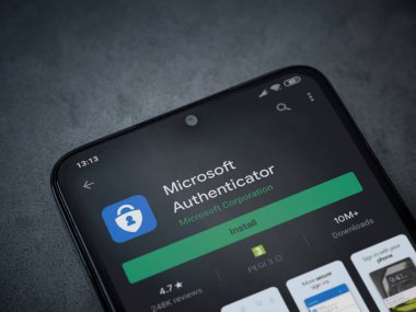 Lod, Israel - 8 Temmuz 2020: Microsoft Authenticator uygulama oyun mağazası sayfası koyu mermer taşlı arka planda siyah bir cep telefonu sergilenmektedir. Üst görünüm düzlüğü kopyalama alanı ile yatıyordu.