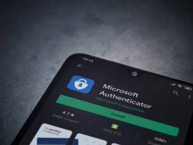 Lod, Israel - 8 Temmuz 2020: Microsoft Authenticator uygulama oyun mağazası sayfası koyu mermer taşlı arka planda siyah bir cep telefonu sergilenmektedir. Üst görünüm düzlüğü kopyalama alanı ile yatıyordu.