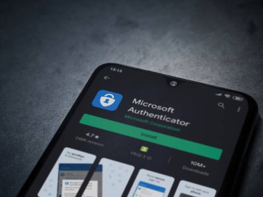 Lod, Israel - 8 Temmuz 2020: Microsoft Authenticator uygulama oyun mağazası sayfası koyu mermer taşlı arka planda siyah bir cep telefonu sergilenmektedir. Üst görünüm düzlüğü kopyalama alanı ile yatıyordu.