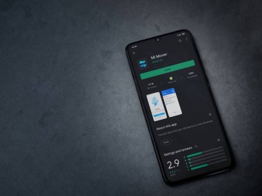 Lod, Israel - 8 Temmuz 2020: Mi Mover uygulama oyun mağazası sayfası koyu mermer taştan arka planda siyah bir cep telefonu ekranında. Üst görünüm düzlüğü kopyalama alanı ile yatıyordu.