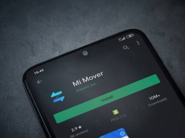 Lod, Israel - 8 Temmuz 2020: Mi Mover uygulama oyun mağazası sayfası koyu mermer taştan arka planda siyah bir cep telefonu ekranında. Üst görünüm düzlüğü kopyalama alanı ile yatıyordu.