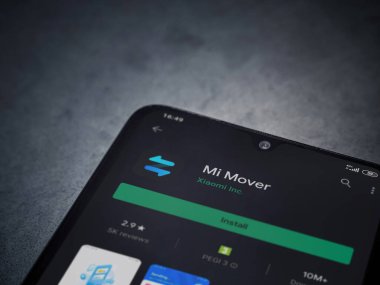 Lod, Israel - 8 Temmuz 2020: Mi Mover uygulama oyun mağazası sayfası koyu mermer taştan arka planda siyah bir cep telefonu ekranında. Üst görünüm düzlüğü kopyalama alanı ile yatıyordu.