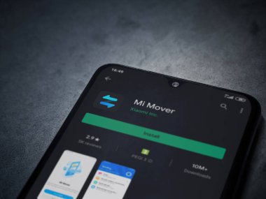 Lod, Israel - 8 Temmuz 2020: Mi Mover uygulama oyun mağazası sayfası koyu mermer taştan arka planda siyah bir cep telefonu ekranında. Üst görünüm düzlüğü kopyalama alanı ile yatıyordu.
