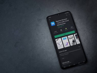 Lod, Israel - 8 Temmuz 2020: Maxthon Tarayıcı uygulama oyun mağazası sayfası koyu mermer taşlı arka planda siyah bir cep telefonu görüntüsü. Üst görünüm düzlüğü kopyalama alanı ile yatıyordu.