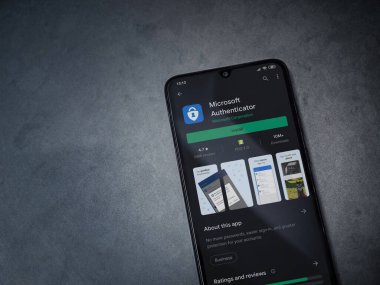 Lod, Israel - 8 Temmuz 2020: Microsoft Authenticator uygulama oyun mağazası sayfası koyu mermer taşlı arka planda siyah bir cep telefonu sergilenmektedir. Üst görünüm düzlüğü kopyalama alanı ile yatıyordu.