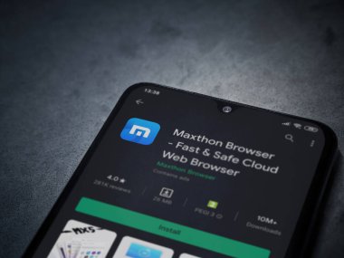 Lod, Israel - 8 Temmuz 2020: Maxthon Tarayıcı uygulama oyun mağazası sayfası koyu mermer taşlı arka planda siyah bir cep telefonu görüntüsü. Üst görünüm düzlüğü kopyalama alanı ile yatıyordu.