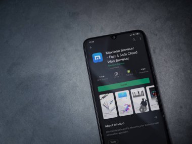 Lod, Israel - 8 Temmuz 2020: Maxthon Tarayıcı uygulama oyun mağazası sayfası koyu mermer taşlı arka planda siyah bir cep telefonu görüntüsü. Üst görünüm düzlüğü kopyalama alanı ile yatıyordu.
