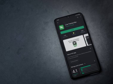 Lod, Israel - 8 Temmuz 2020: Live Transcribe uygulama oyun mağazası sayfası koyu mermer taşlı arka planda siyah bir cep telefonu ekranında. Üst görünüm düzlüğü kopyalama alanı ile yatıyordu.