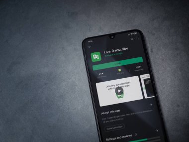 Lod, Israel - 8 Temmuz 2020: Live Transcribe uygulama oyun mağazası sayfası koyu mermer taşlı arka planda siyah bir cep telefonu ekranında. Üst görünüm düzlüğü kopyalama alanı ile yatıyordu.