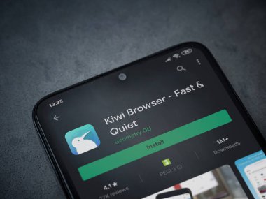 Lod, Israel - 8 Temmuz 2020: Kiwi Tarayıcı uygulama oyun mağazası sayfası koyu mermer taşlı arka planda siyah bir cep telefonu görüntüsü. Üst görünüm düzlüğü kopyalama alanı ile yatıyordu.