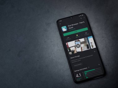 Lod, Israel - 8 Temmuz 2020: Kiwi Tarayıcı uygulama oyun mağazası sayfası koyu mermer taşlı arka planda siyah bir cep telefonu görüntüsü. Üst görünüm düzlüğü kopyalama alanı ile yatıyordu.