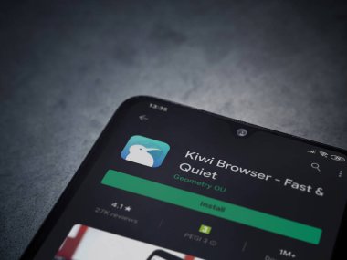 Lod, Israel - 8 Temmuz 2020: Kiwi Tarayıcı uygulama oyun mağazası sayfası koyu mermer taşlı arka planda siyah bir cep telefonu görüntüsü. Üst görünüm düzlüğü kopyalama alanı ile yatıyordu.